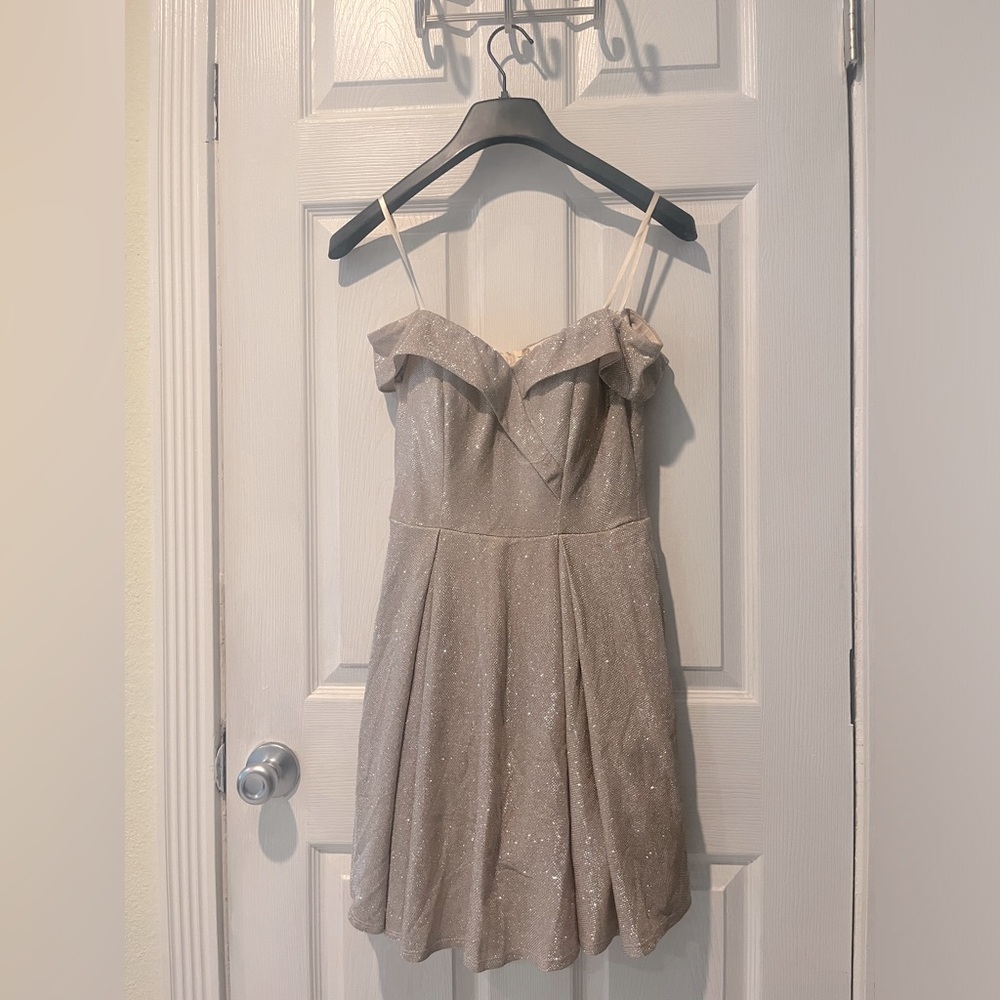 Sparkly knee drift dress, Off shoulder sleeves, round cut, Vneck cross over.👗